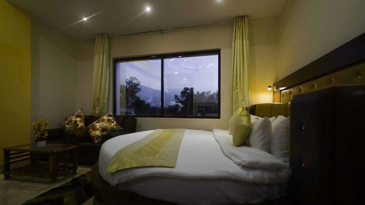 Hotel Kings Regency Drang Esterno foto
