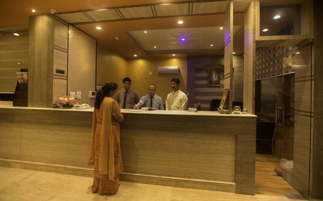 Hotel Kings Regency Drang Esterno foto